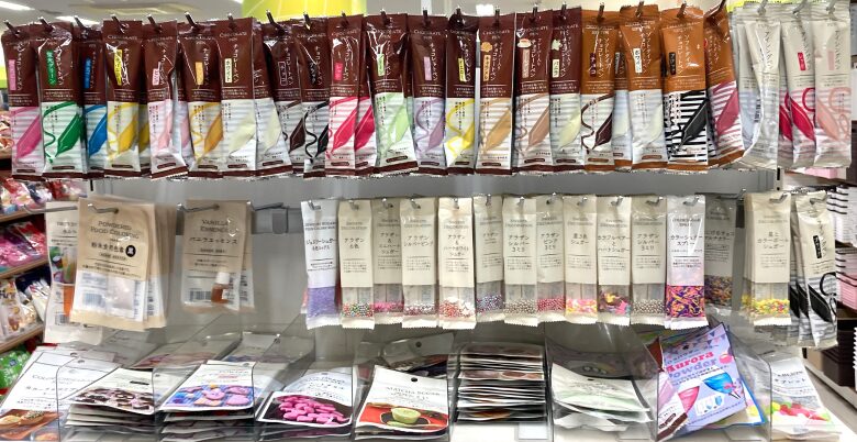 チョコペン、スプレー、アラザンなど