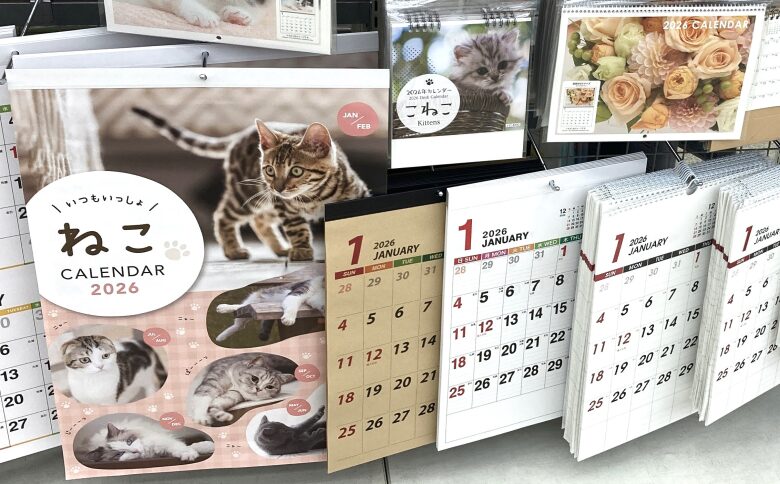 壁掛け猫、花カレンダー